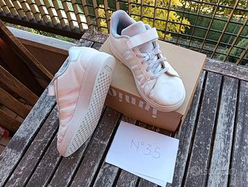 Scarpe Adidas bianche con strisce rosa