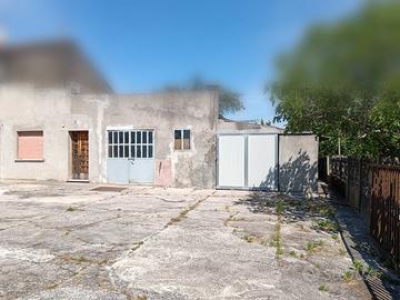 Casa con ampia corte, giardino e terreno agricolo