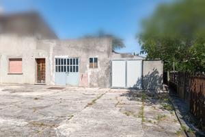 Casa con ampia corte, giardino e terreno agricolo