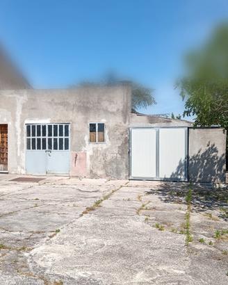 Casa con ampia corte, giardino e terreno agricolo