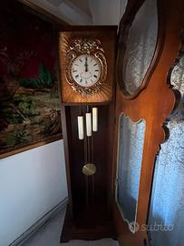 Orologio antico con pendoli e melodie
