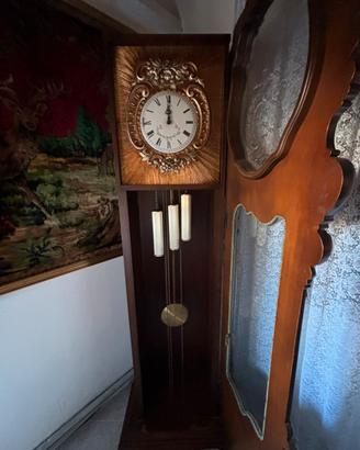 Orologio antico con pendoli e melodie