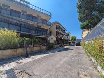 4 LOCALI A POZZUOLI