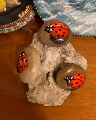 Tre sassi dipinti a mano- le coccinelle