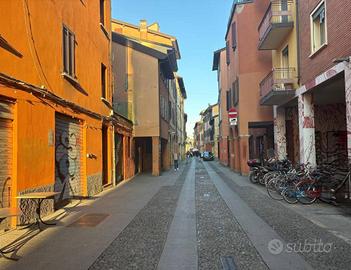 Attività / Licenza di 100 m² con 3 locali a Bologn