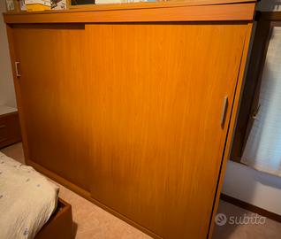 ARMADIO IN LEGNO CON PORTE SCORREVOLI