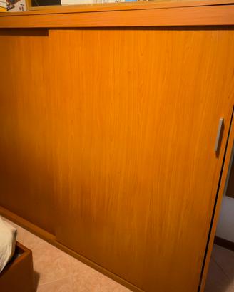 ARMADIO IN LEGNO CON PORTE SCORREVOLI
