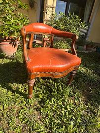 Poltroncina d’epoca con seduta in pelle