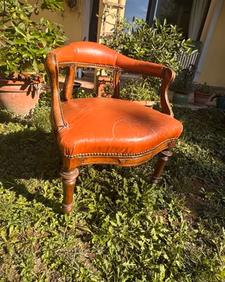 Poltroncina d’epoca con seduta in pelle