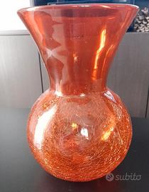 Vaso in vetro arancione effetto cracklè di design