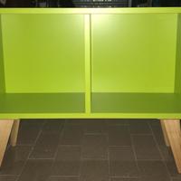 Mobiletto in legno con piedi