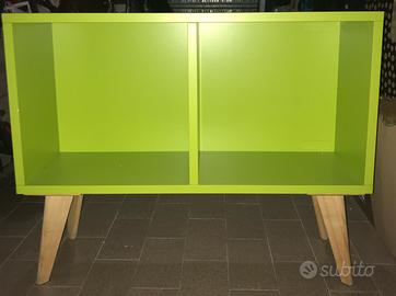 Mobiletto in legno con piedi