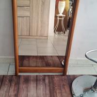 Specchio con cornice in legno