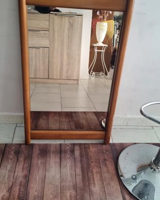 Specchio con cornice in legno