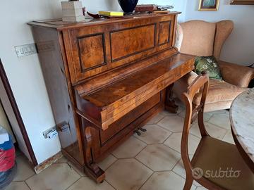 pianoforte verticale di antiquariato