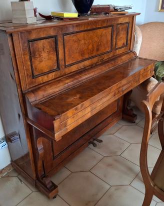 pianoforte verticale di antiquariato