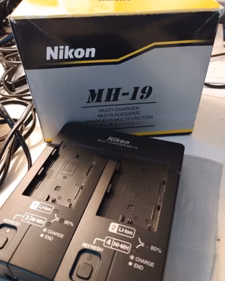 Nikon MH-19 multicharger