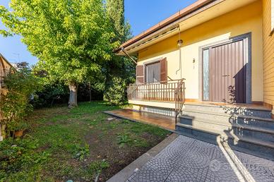 VILLA A SCHIERA D'ANGOLO A ROMA