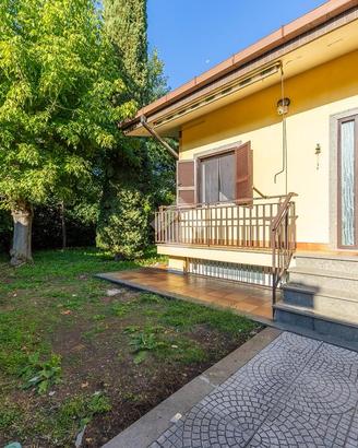 VILLA A SCHIERA D'ANGOLO A ROMA