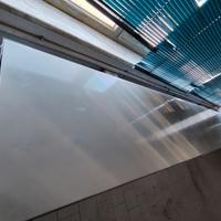 Tavolo in metallo grigio