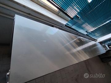 Tavolo in metallo grigio