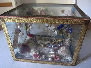 Antica teca con bambinello in cera