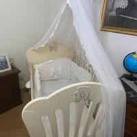 Culla completa di fasciatoio e accessori.