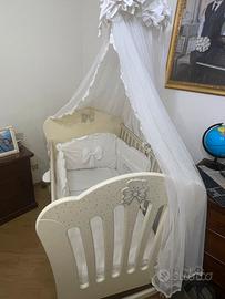 Culla completa di fasciatoio e accessori.