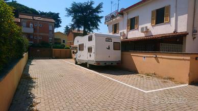 Posto auto in area sicura e recintata borghesiana