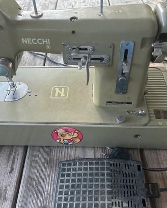 Macchina da cucire Necchi vintage
