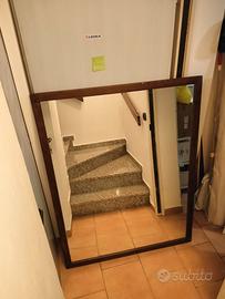 specchio con cornice in legno