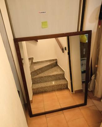 specchio con cornice in legno