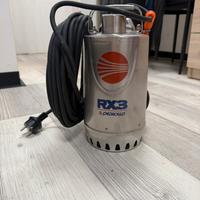 pompa sommergibile in acqua  con galleggiante