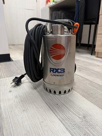 pompa sommergibile in acqua  con galleggiante