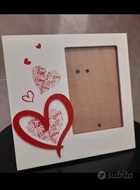Cornice legno bianco con cuori rossi