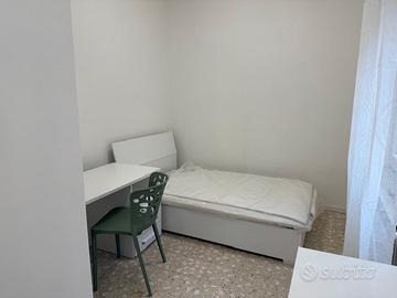 Adiacenze Centro Storico: stanza singola arredata