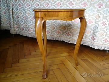 Tavolino in stile