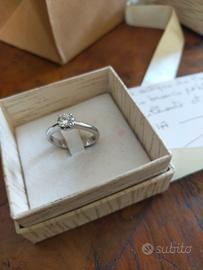Anello in oro bianco con brillante 