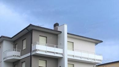 Bilocale con tre balconi