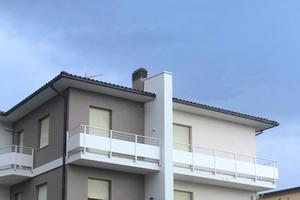 Bilocale con tre balconi
