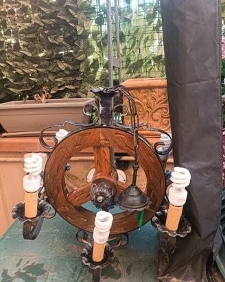 lampadario rustico in ferro battuto e legno
