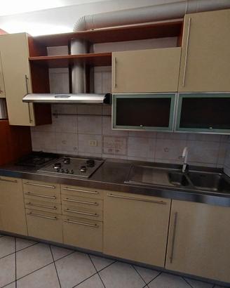 Cucina completa di elettrodomestici 