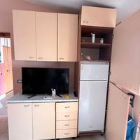 Cucina con frigorifero.