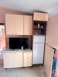 Cucina con frigorifero.