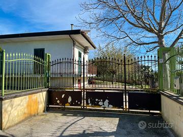 Villetta di recente costruzione con giardino