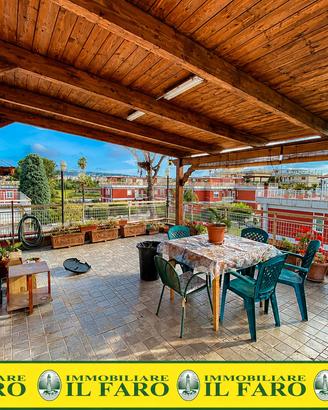 Ampio duplex con terrazzo in parco con piscina