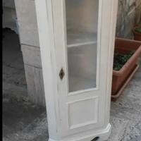 angoliera di piccole dimensioni con vetrina