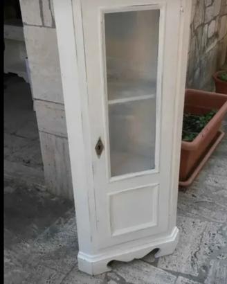 angoliera di piccole dimensioni con vetrina