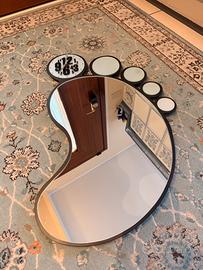 specchio da parete design con orologio forma piede