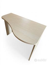 Scrivania ad angolo / sagomata in legno chiaro